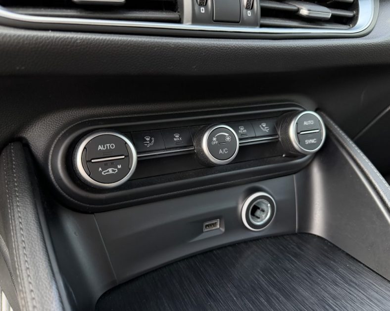 SUPER Q4 Alfa Romeo Stelvio 2.2 Diesel 190ch - ATTELAGE– 2023 – 86 330 km – Full options – Noir