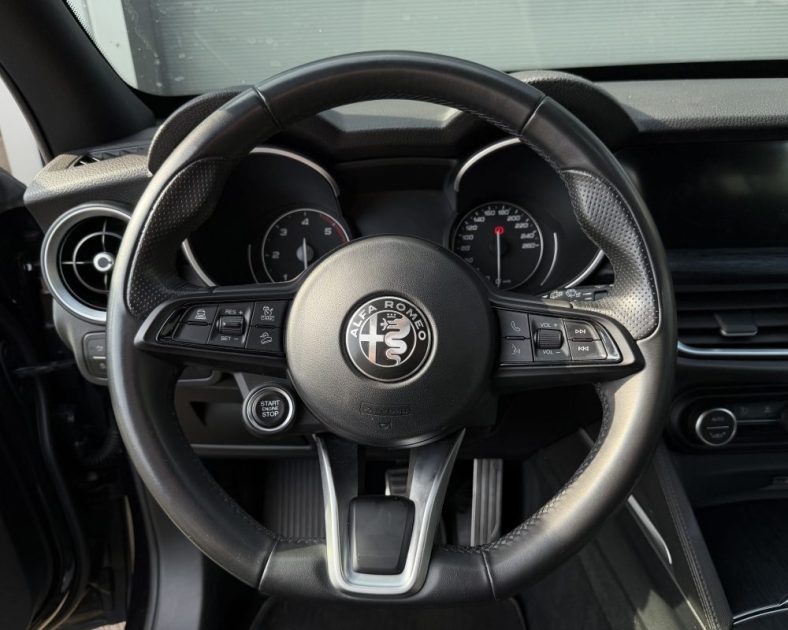 SUPER Q4 Alfa Romeo Stelvio 2.2 Diesel 190ch - ATTELAGE– 2023 – 86 330 km – Full options – Noir
