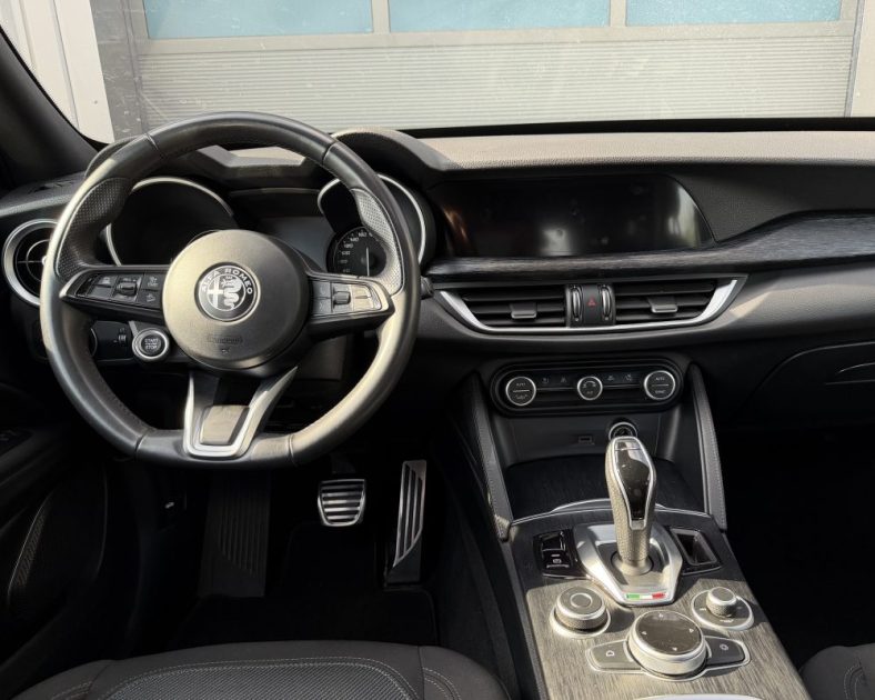 SUPER Q4 Alfa Romeo Stelvio 2.2 Diesel 190ch - ATTELAGE– 2023 – 86 330 km – Full options – Noir