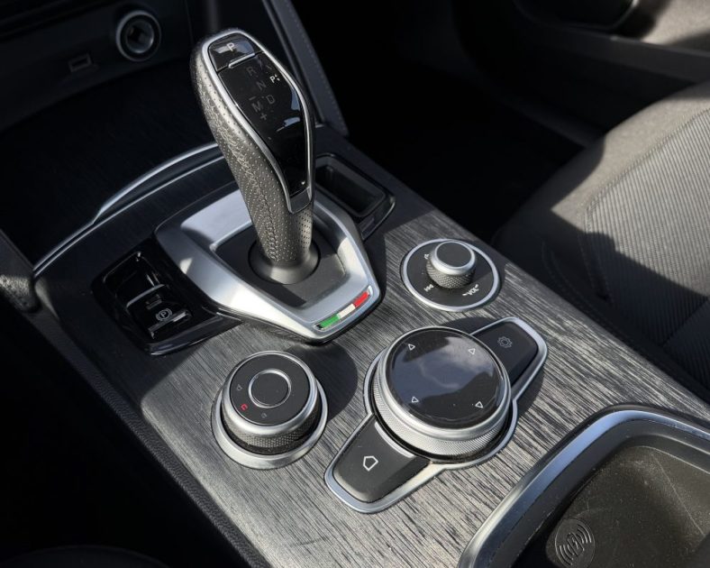 SUPER Q4 Alfa Romeo Stelvio 2.2 Diesel 190ch - ATTELAGE– 2023 – 86 330 km – Full options – Noir