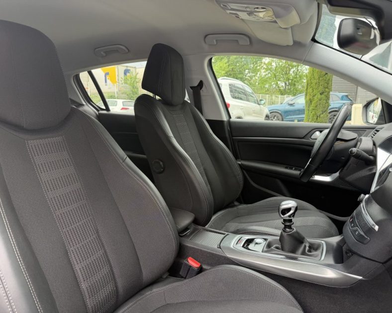 Peugeot 308 Allure - 131ch – DISTRIBUTION NEUVE  - Véhicule sous garantie - Très bon état