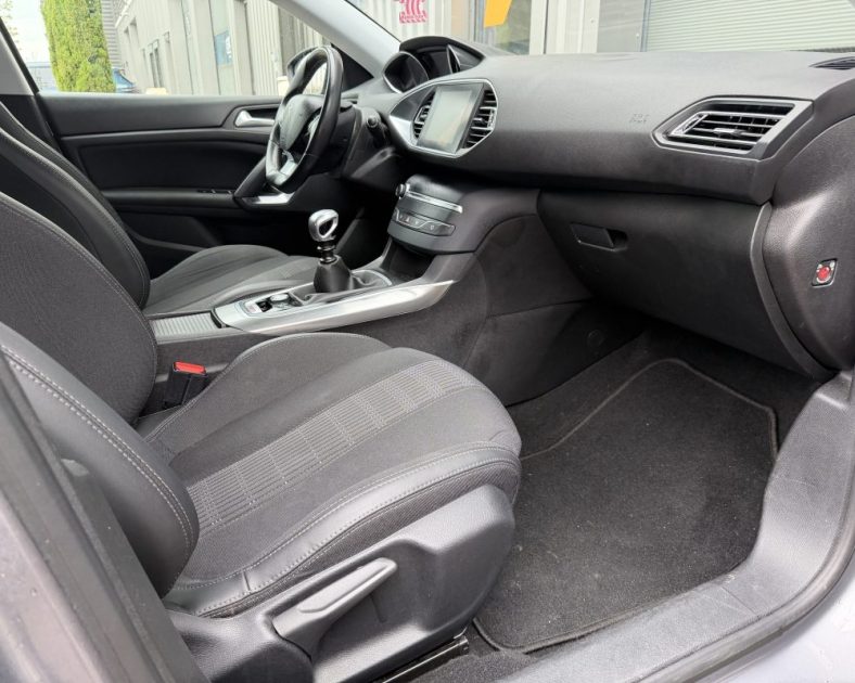 Peugeot 308 Allure - 131ch – DISTRIBUTION NEUVE  - Véhicule sous garantie - Très bon état