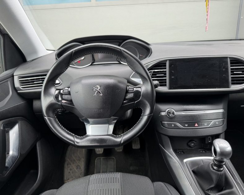 Peugeot 308 Allure - 131ch – DISTRIBUTION NEUVE  - Véhicule sous garantie - Très bon état