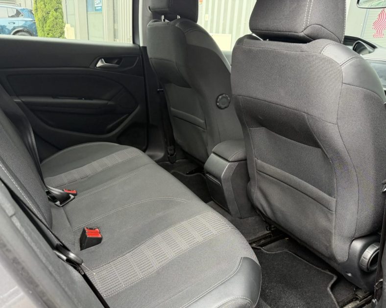Peugeot 308 Allure - 131ch – DISTRIBUTION NEUVE  - Véhicule sous garantie - Très bon état