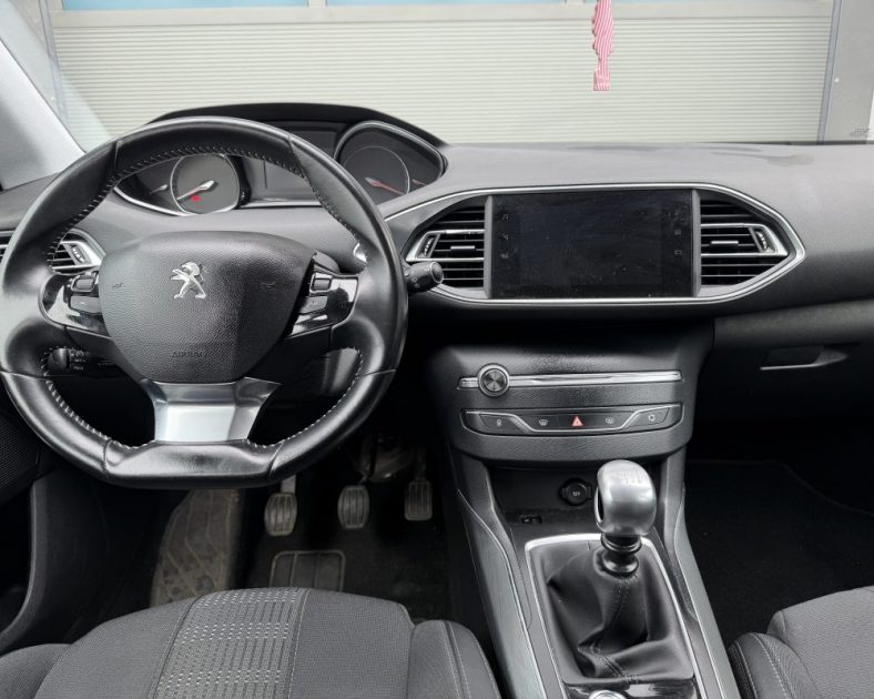 Peugeot 308 Allure - 131ch – DISTRIBUTION NEUVE  - Véhicule sous garantie - Très bon état