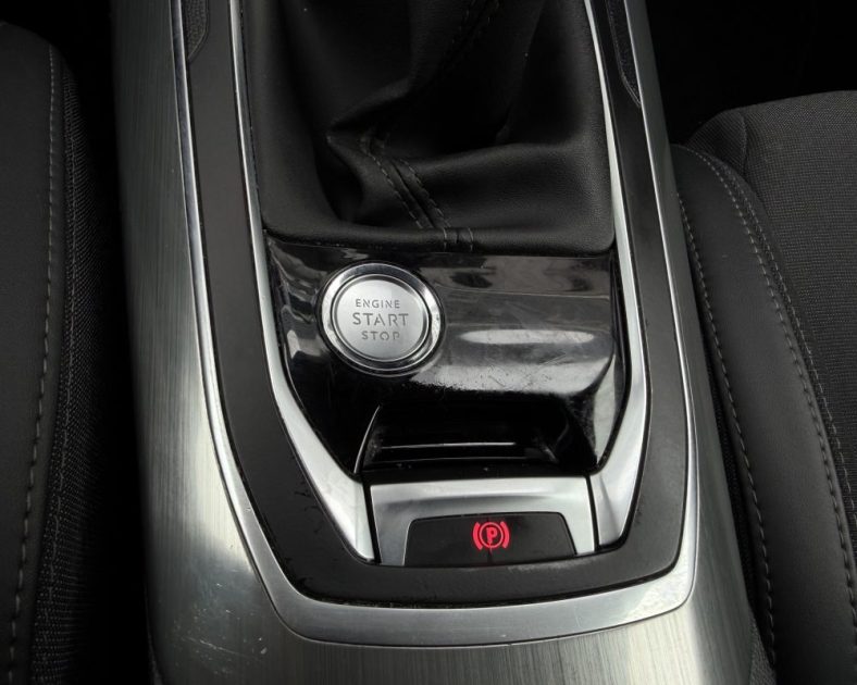 Peugeot 308 Allure - 131ch – DISTRIBUTION NEUVE  - Véhicule sous garantie - Très bon état