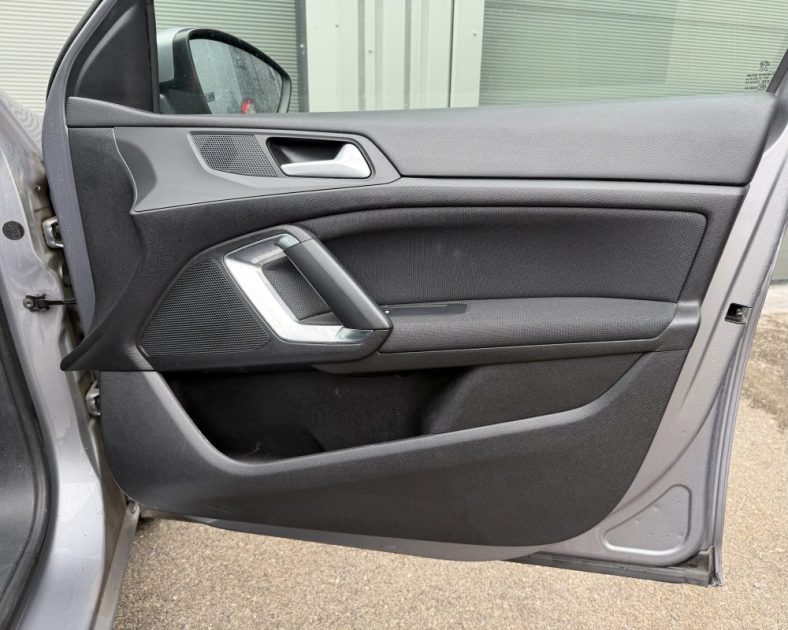 Peugeot 308 Allure - 131ch – DISTRIBUTION NEUVE  - Véhicule sous garantie - Très bon état