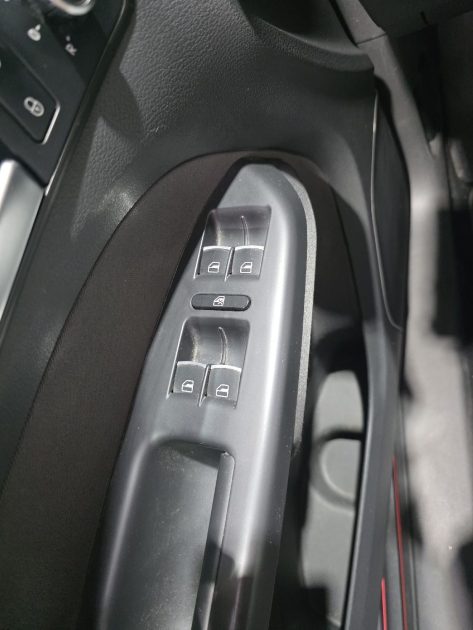 VOLKSWAGEN TOURAN 2.0 TDI 140 CARAT, TOIT OUVRANT, BVA DSG6, Attelage, ENTRETENUE EN CONCESSION