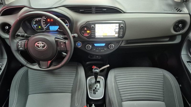 TOYOTA YARIS BERLINE 100cv FRANCE BUSINESS/1 ERE MAIN/TVA RECUPERABLE