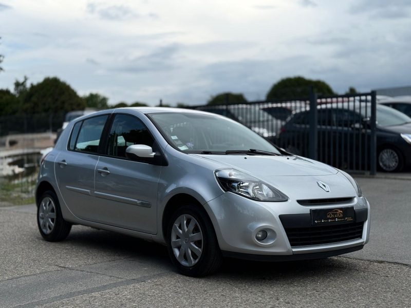 RENAULT CLIO 3 1.2L 75CH OVALIE – PREMIÈRE MAIN – GPS – CLIM – RÉVISÉE & GARANTIE 6 MOIS