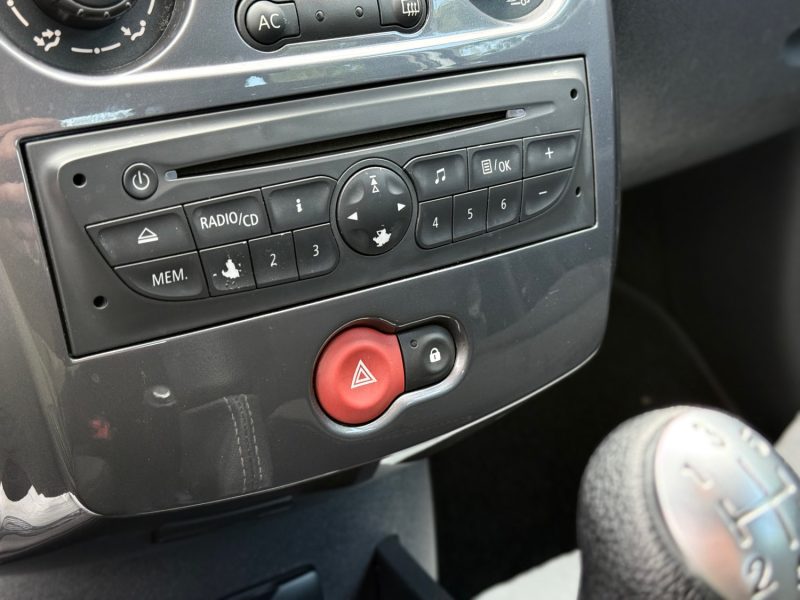 RENAULT CLIO 3 1.2L 75CH OVALIE – PREMIÈRE MAIN – GPS – CLIM – RÉVISÉE & GARANTIE 6 MOIS