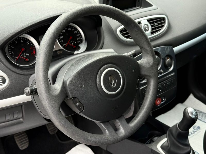 RENAULT CLIO 3 1.2L 75CH OVALIE – PREMIÈRE MAIN – GPS – CLIM – RÉVISÉE & GARANTIE 6 MOIS