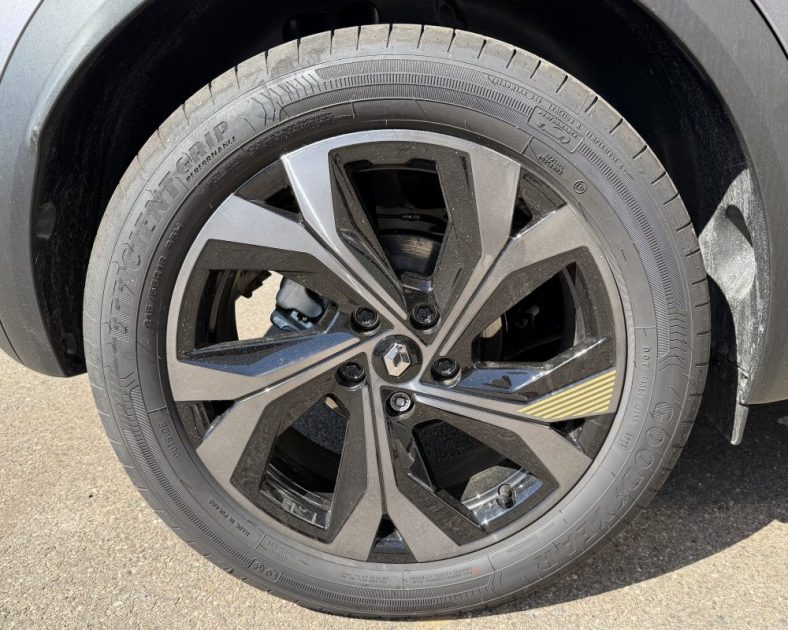 NEUF - RENAULT CAPTUR 1.6 E-TECH HYBRIDE - 145CH - Sortie de concession - EVOLUTION 2023 - 2000 km