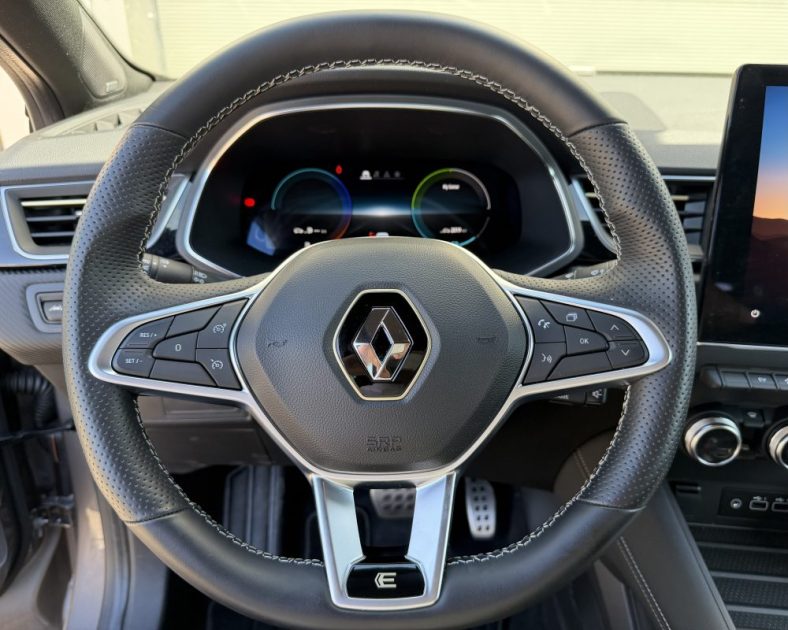 NEUF - RENAULT CAPTUR 1.6 E-TECH HYBRIDE - 145CH - Sortie de concession - EVOLUTION 2023 - 2000 km