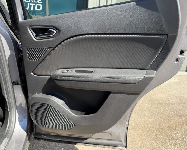 NEUF - RENAULT CAPTUR 1.6 E-TECH HYBRIDE - 145CH - Sortie de concession - EVOLUTION 2023 - 2000 km