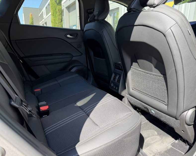 NEUF - RENAULT CAPTUR 1.6 E-TECH HYBRIDE - 145CH - Sortie de concession - EVOLUTION 2023 - 2000 km