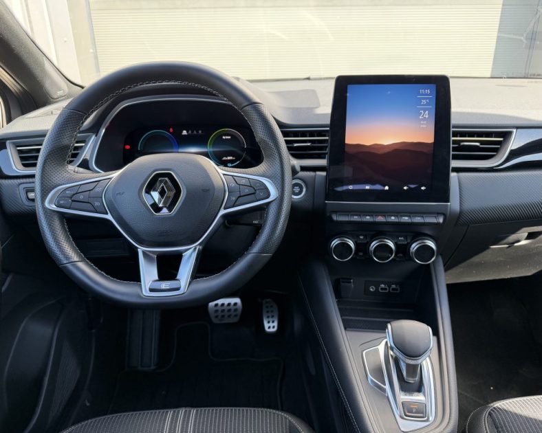 NEUF - RENAULT CAPTUR 1.6 E-TECH HYBRIDE - 145CH - Sortie de concession - EVOLUTION 2023 - 2000 km