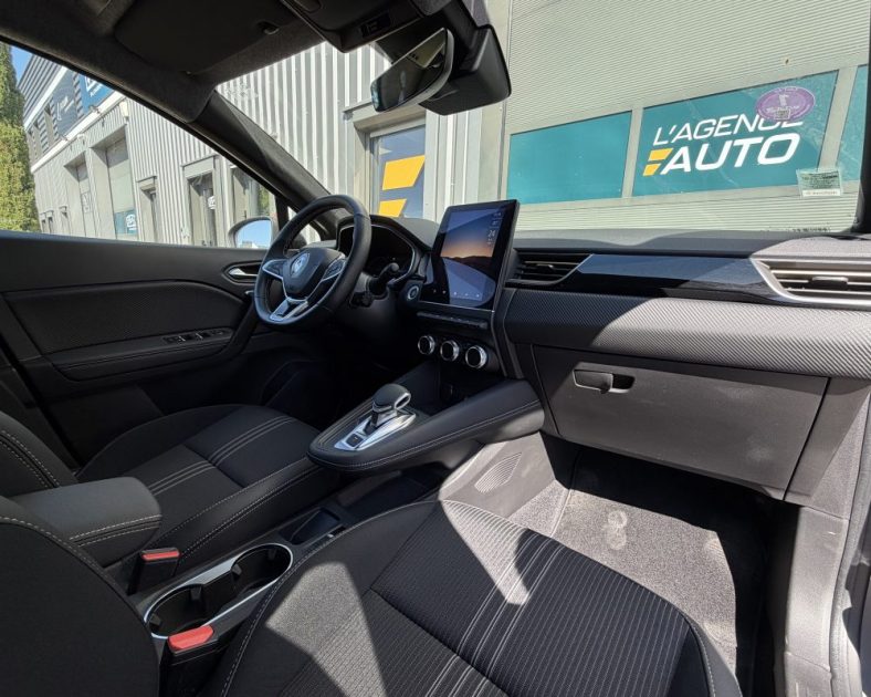 NEUF - RENAULT CAPTUR 1.6 E-TECH HYBRIDE - 145CH - Sortie de concession - EVOLUTION 2023 - 2000 km