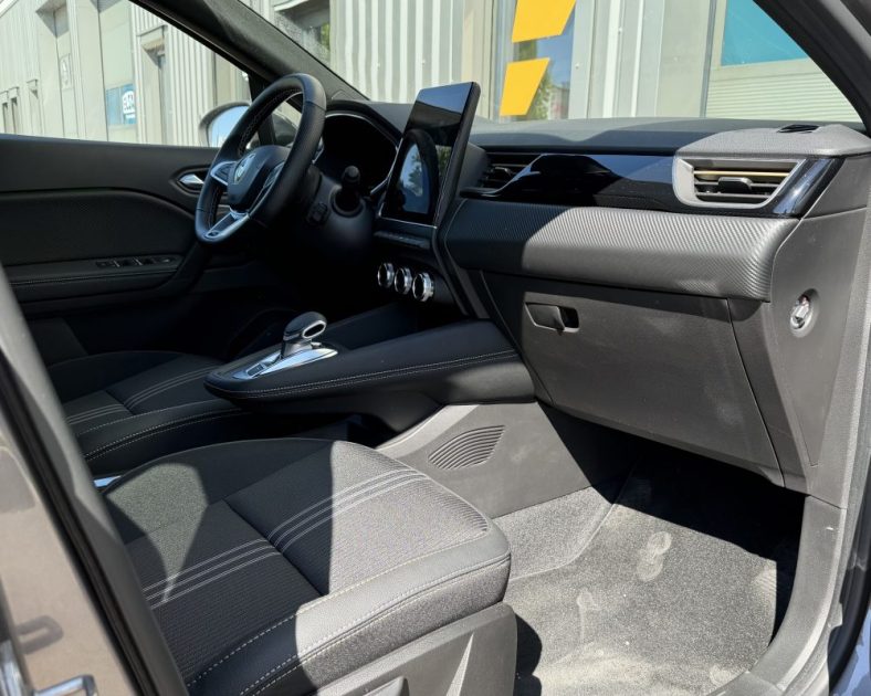 NEUF - RENAULT CAPTUR 1.6 E-TECH HYBRIDE - 145CH - Sortie de concession - EVOLUTION 2023 - 2000 km