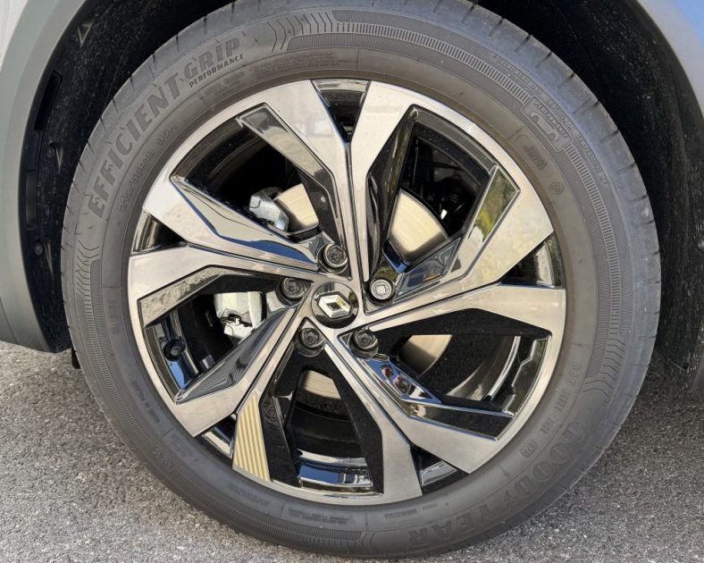 NEUF - RENAULT CAPTUR 1.6 E-TECH HYBRIDE - 145CH - Sortie de concession - EVOLUTION 2023 - 2000 km