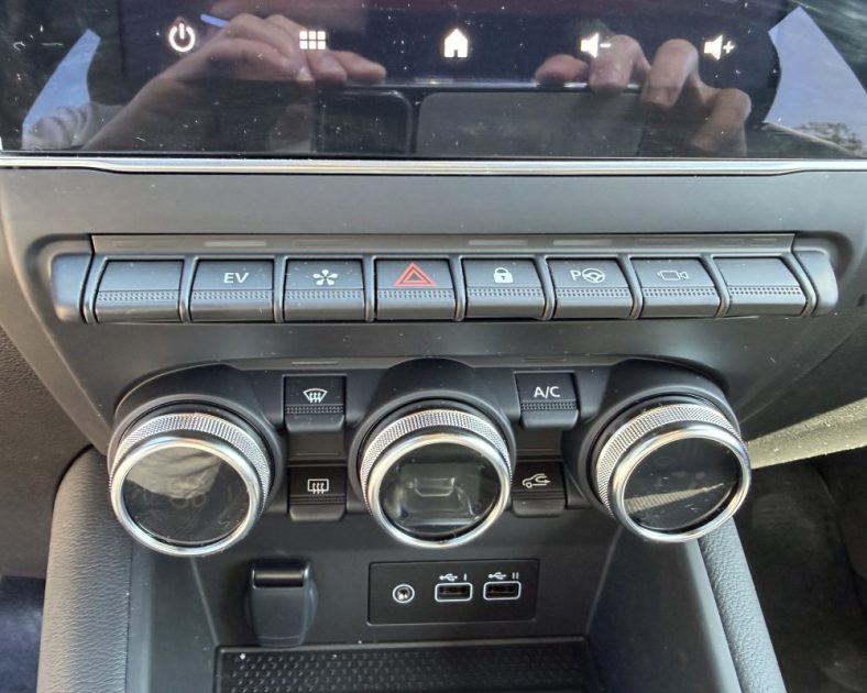 NEUF - RENAULT CAPTUR 1.6 E-TECH HYBRIDE - 145CH - Sortie de concession - EVOLUTION 2023 - 2000 km