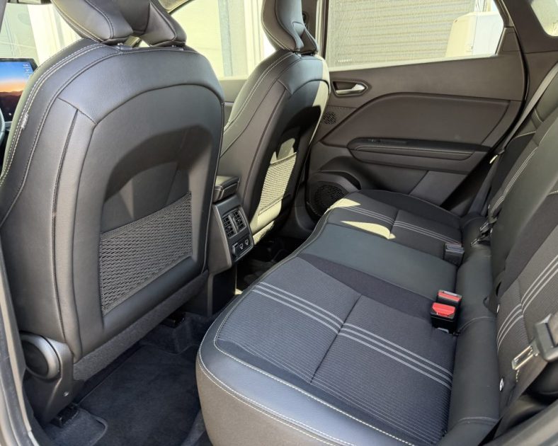 NEUF - RENAULT CAPTUR 1.6 E-TECH HYBRIDE - 145CH - Sortie de concession - EVOLUTION 2023 - 2000 km