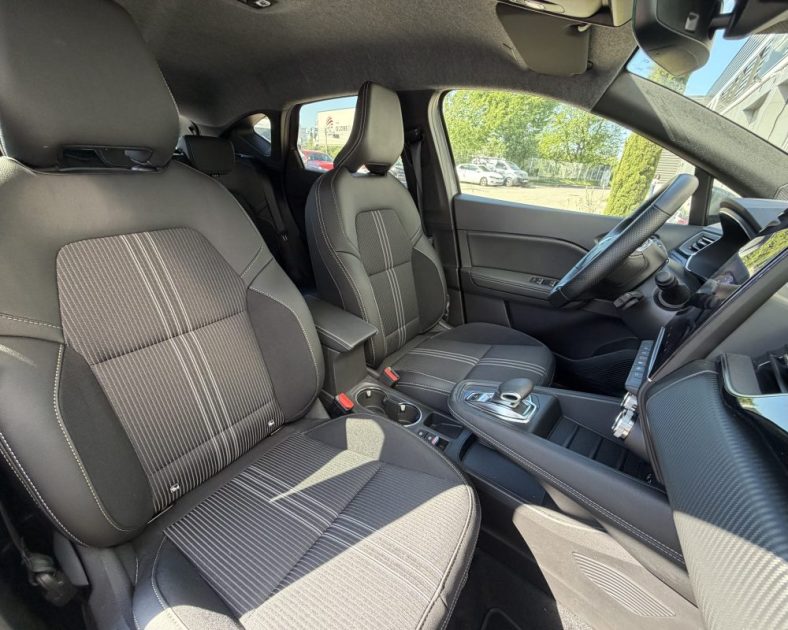NEUF - RENAULT CAPTUR 1.6 E-TECH HYBRIDE - 145CH - Sortie de concession - EVOLUTION 2023 - 2000 km