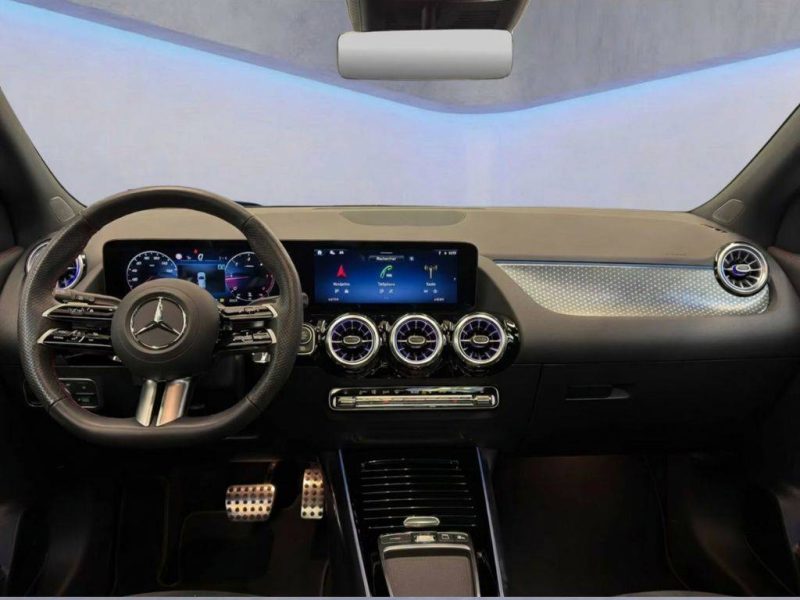 MERCEDES-BENZ GLA 220 4MATIC AMG LINE PANO MULTIBEAM NIGHT KEYLESS 19\" 2024