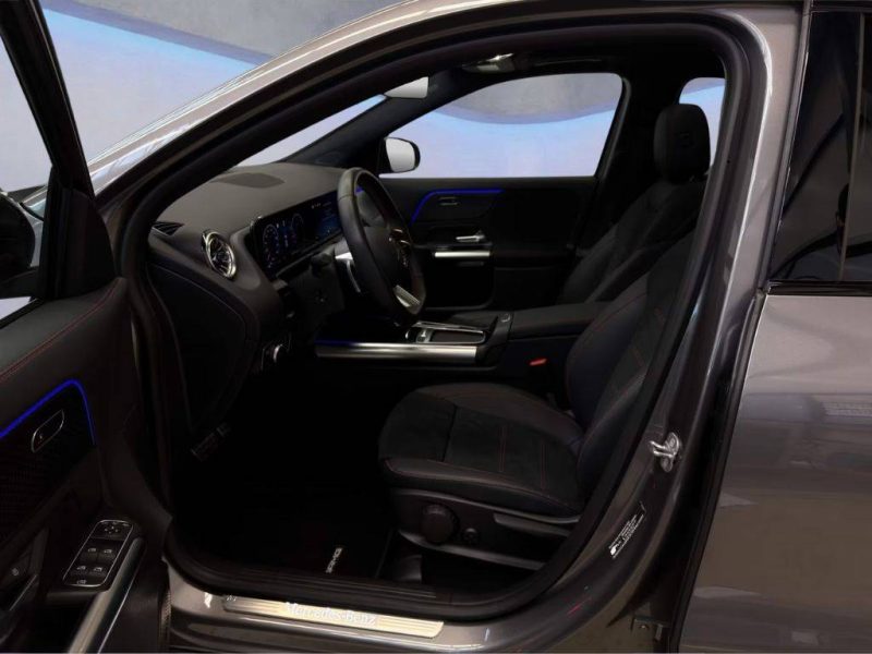 MERCEDES-BENZ GLA 220 4MATIC AMG LINE PANO MULTIBEAM NIGHT KEYLESS 19\" 2024