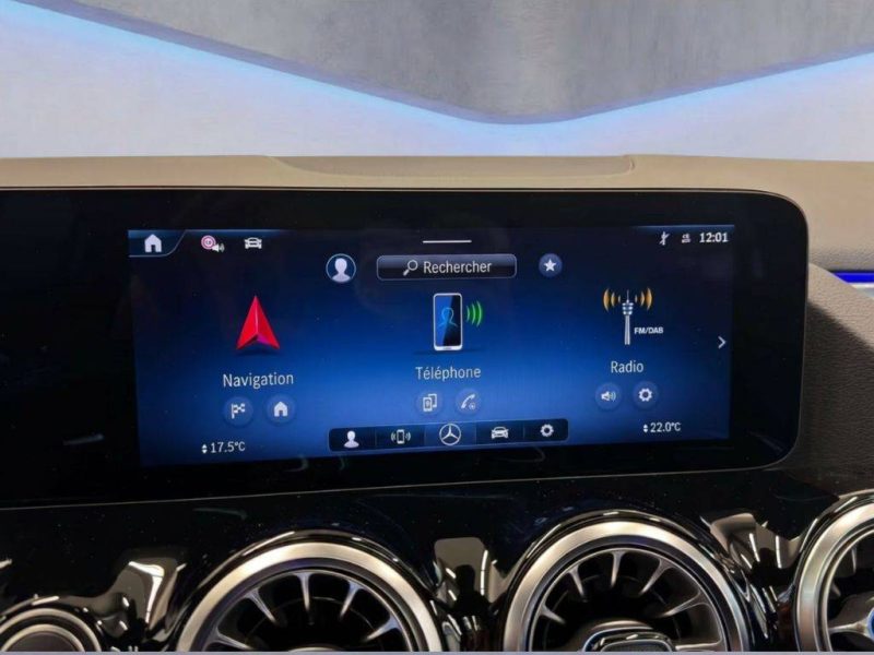 MERCEDES-BENZ GLA 220 4MATIC AMG LINE PANO MULTIBEAM NIGHT KEYLESS 19\" 2024