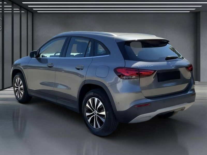 Mercedes GLA 250E  PROGRESSIVE LINE • Distronic • Attelage • 1ère main