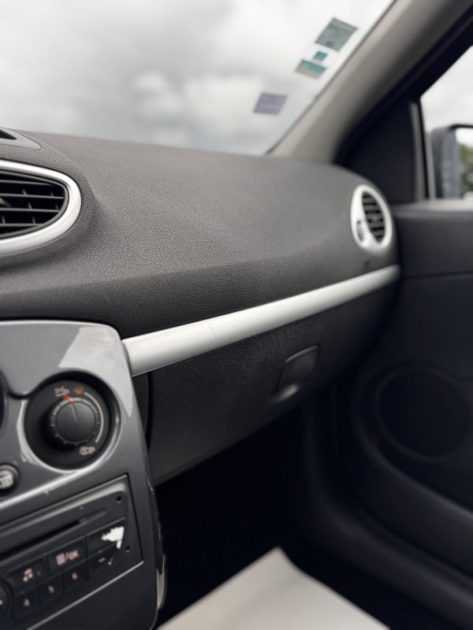 RENAULT CLIO III TOMTOM LIVE 1.2 16V 2012