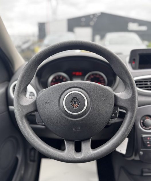 RENAULT CLIO III TOMTOM LIVE 1.2 16V 2012