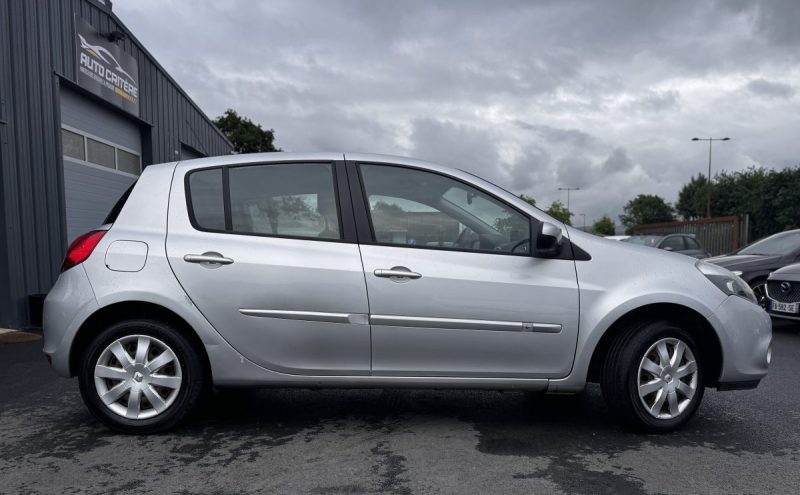 RENAULT CLIO III TOMTOM LIVE 1.2 16V 2012
