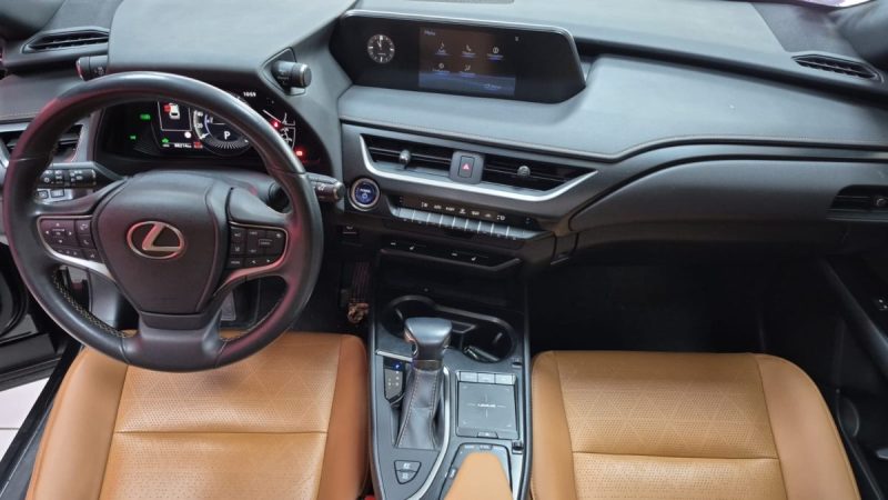 LEXUS UX SUV HYBRIDE 250H 2WD LUXE TOUTES OPTIONS+ TOIT OUVRANT/1 ERE MAIN/TVA RECUPERABLE