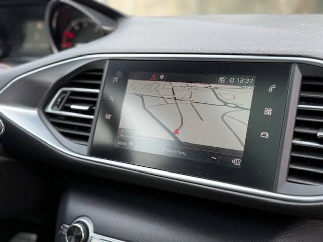 PEUGEOT 308 II 1.5 BLUEHDI 130CH GT LINE EAT6 / CARPLAY / TOIT PANO / CUIR  MASSANT / 1ERE MAI