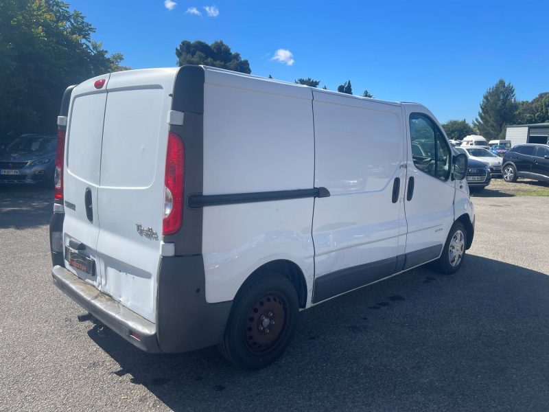 RENAULT TRAFIC L1H1 2.0DCI 115 215MKM