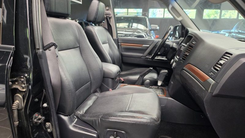 MITSUBISHI PAJERO 3.2 DI-D 200 INSTYLE AWD 7-PLACES*CUIR*CAMERA*TOIT O.*