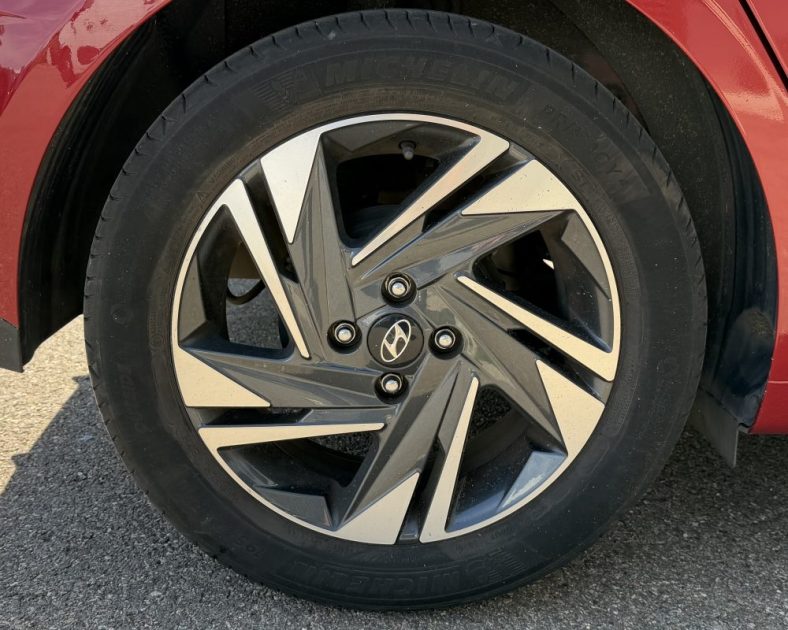 HYUNDAI I20 1.2 84CH INTUITIVE - CAMEMA DE RECUL - Apple CarPlay & Android Auto - Roue de secours