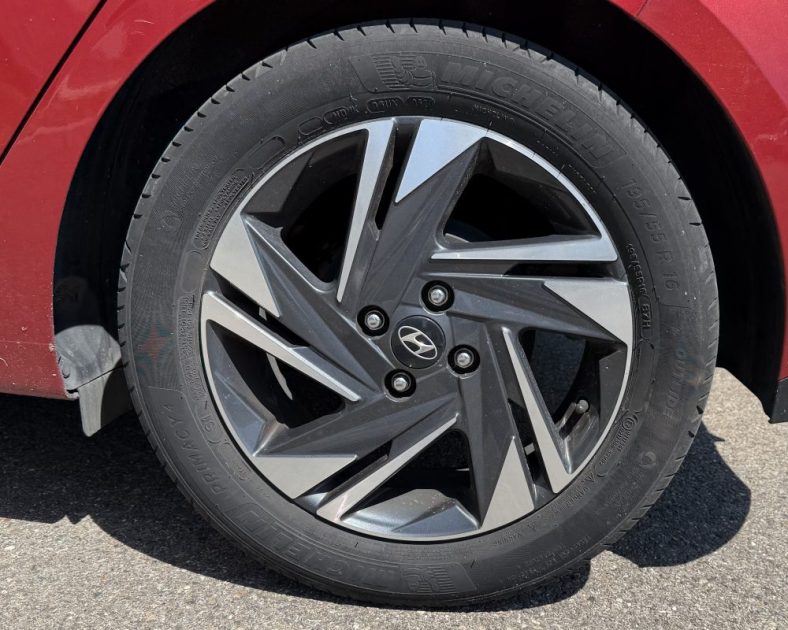 HYUNDAI I20 1.2 84CH INTUITIVE - CAMEMA DE RECUL - Apple CarPlay & Android Auto - Roue de secours