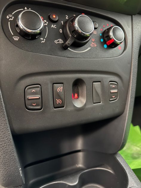 DACIA  SANDERO  0.9 TCE 90CV - MOTEUR À CHAÎNE - GARANTIE 12 MOIS OU 15.000KM 2014