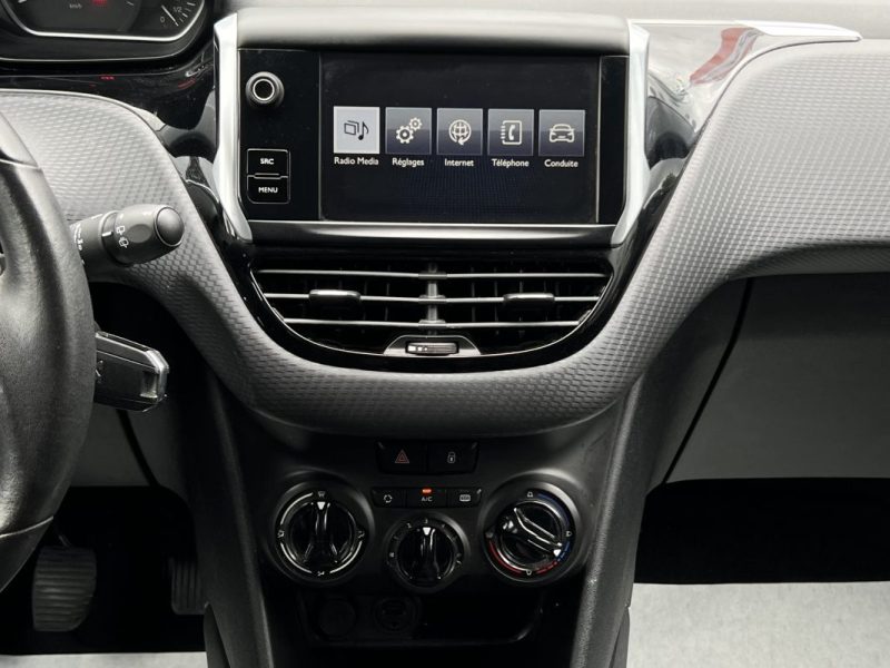 PEUGEOT 208 PHASE 2 STYLE 1.2 82 Cv ECRAN TACTILE / APPLE & ANDROID 5 PORTES - GARANTIE 1 AN