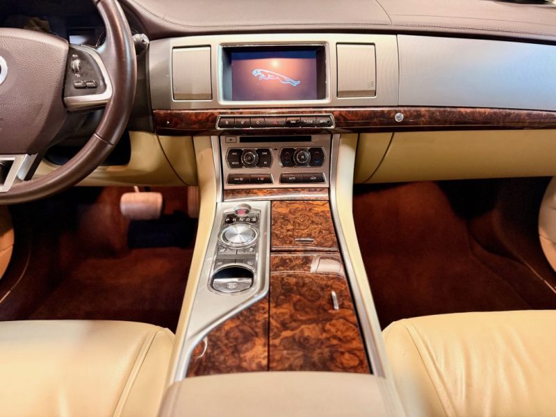 JAGUAR XF V6 3.0 D 240 CH Premium Luxury 1ERE Main