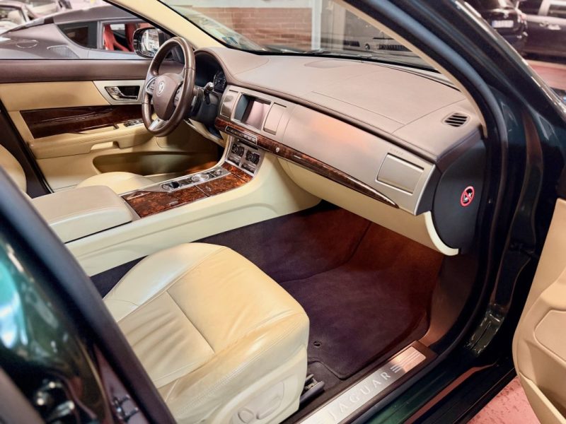 JAGUAR XF V6 3.0 D 240 CH Premium Luxury 1ERE Main