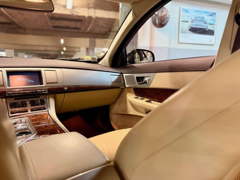 JAGUAR XF V6 3.0 D 240 CH Premium Luxury 1ERE Main