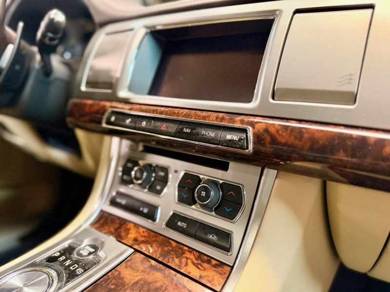 JAGUAR XF V6 3.0 D 240 CH Premium Luxury 1ERE Main
