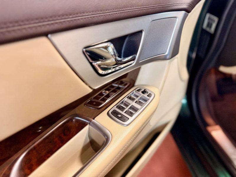 JAGUAR XF V6 3.0 D 240 CH Premium Luxury 1ERE Main