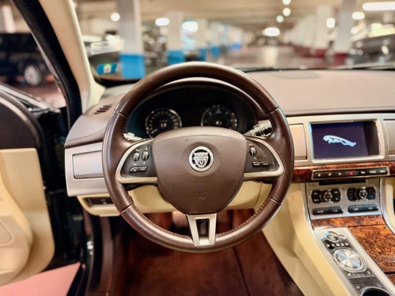 JAGUAR XF V6 3.0 D 240 CH Premium Luxury 1ERE Main