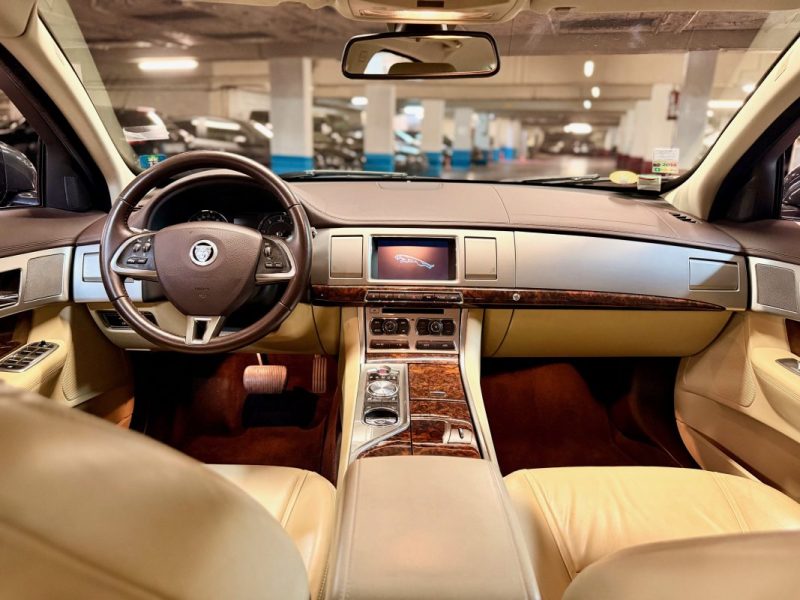 JAGUAR XF V6 3.0 D 240 CH Premium Luxury 1ERE Main