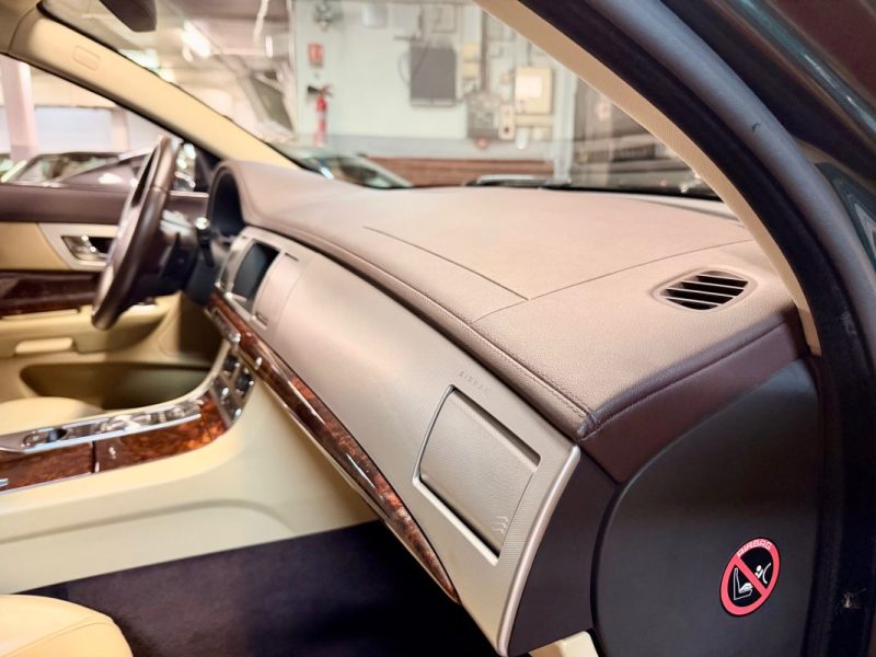 JAGUAR XF V6 3.0 D 240 CH Premium Luxury 1ERE Main